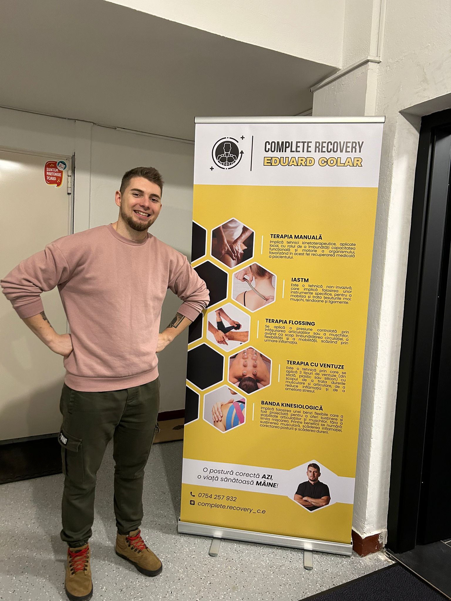 Eduard Colar lângă bannerul Complete Recovery, 2024